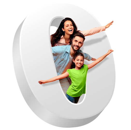 Familia celebrando dentro de un número cero